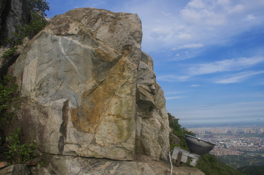 山顶峭壁岩石