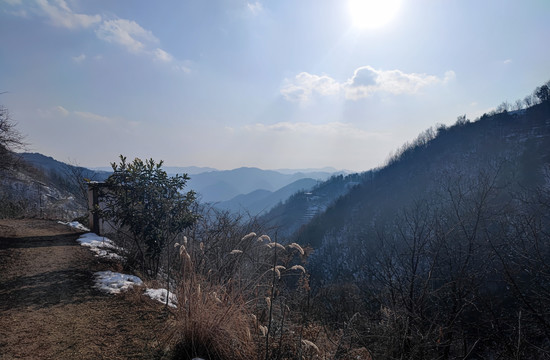 清晨眺望远山