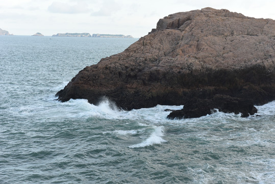 海浪拍打礁石