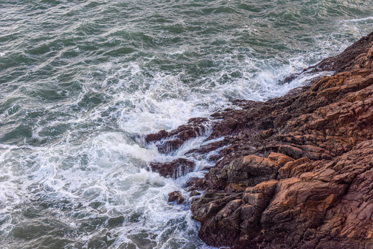 海浪击打