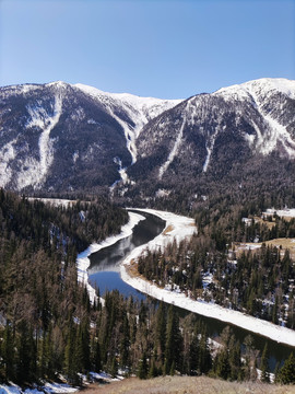 新疆雪山河流