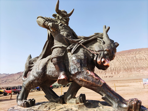 新疆库木塔格景区怪兽雕塑