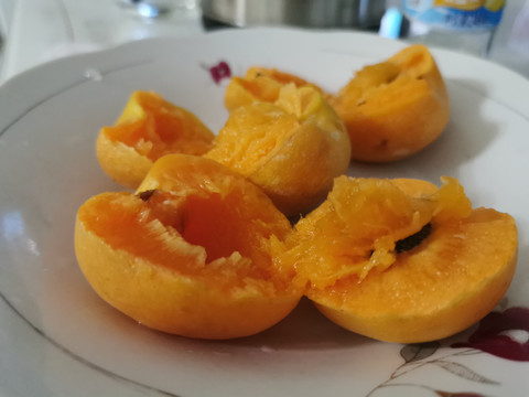 一盘掰开的黄杏