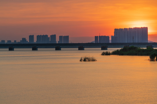 日落时分的城市风景