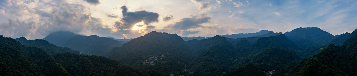 大山日落夕阳云彩