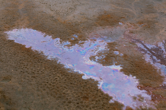 一滩彩色油渍水