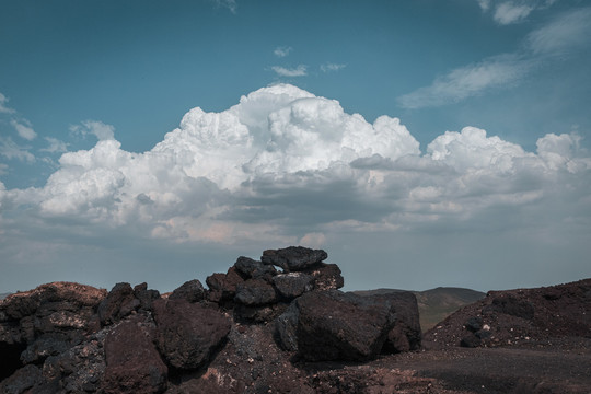 蓝天白云下的火山