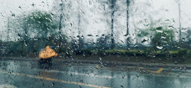 阴雨天车内