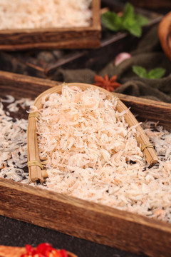 木板上放着一堆虾米