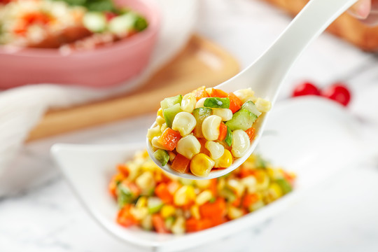 勺子上舀着蔬菜沙拉