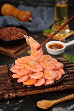 筷子上夹着的甜虾