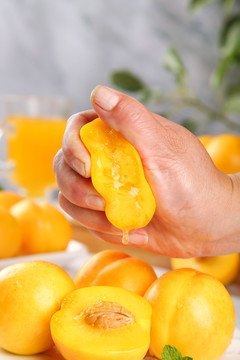 手上拿着黄油桃