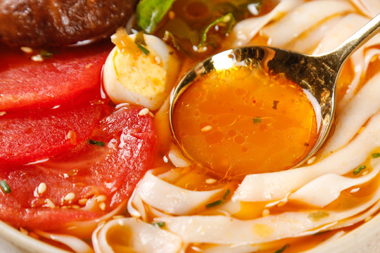勺子上舀着的西红柿汤