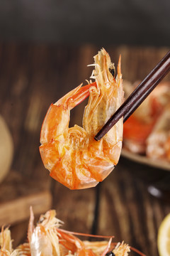 筷子上夹着碳烤虾