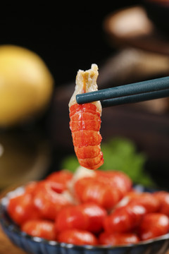 筷子上夹着龙虾尾