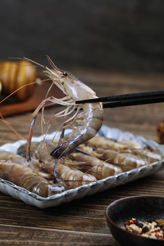 筷子上夹着罗氏虾