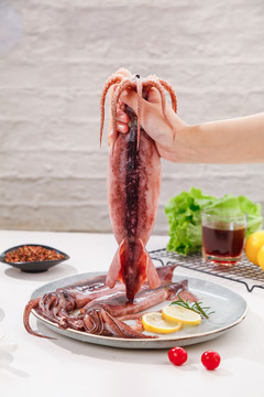 手上拿著大魷魚