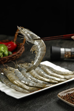 筷子上夹着对虾