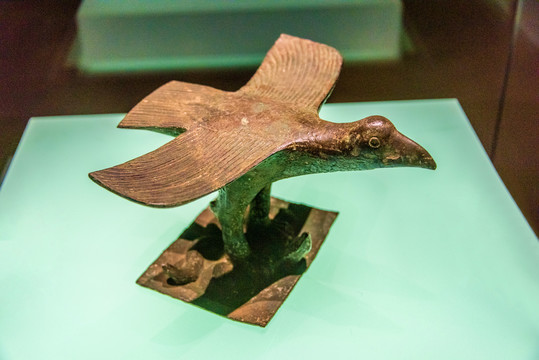 安徽博物院战国展翅攫蛇鹰