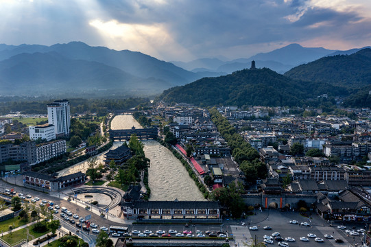 都江堰天府源河道夕阳耶稣光