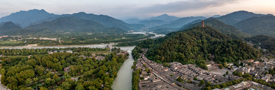 都江堰景区西街玉垒阁全景图