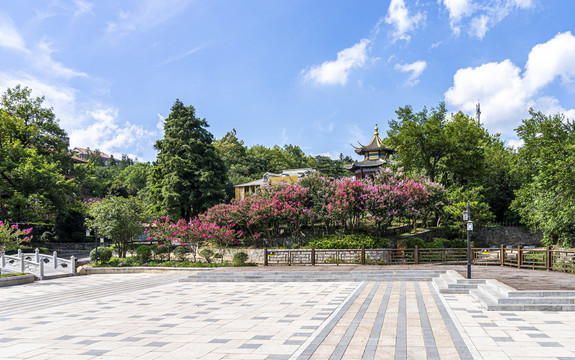 鸡公山建筑之中正防空洞前广场