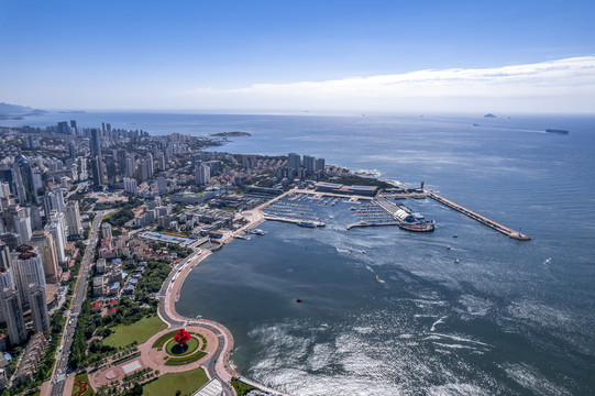 航拍青岛城市海岸线全景