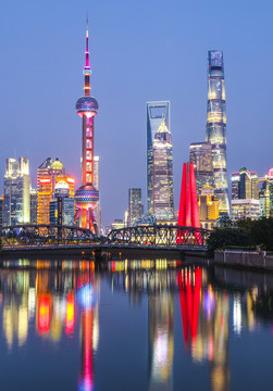 陆家嘴金融区城市天际线夜景