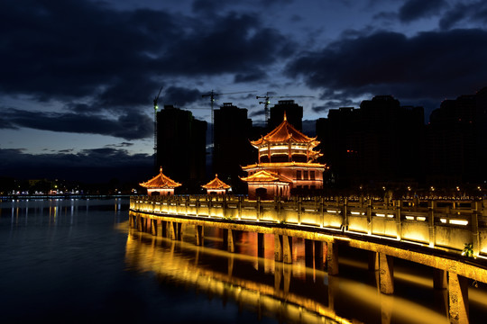 云南蒙自南湖揽胜楼夜景