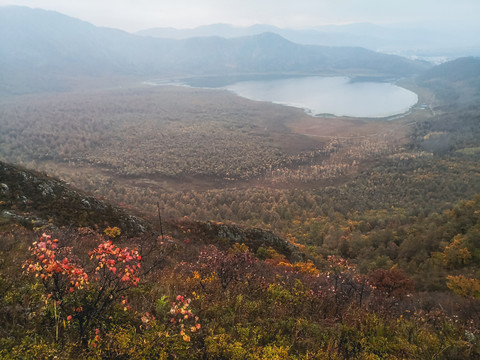 秋季清晨火山堰塞湖