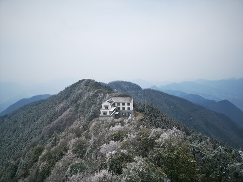 雪后的民宿