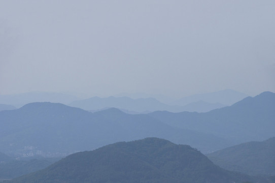 山峰朦胧意境