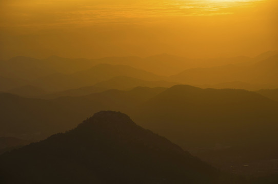 峰峦起伏意境风景