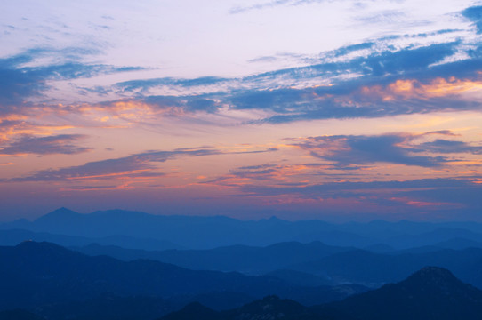 彩霞云彩意境山