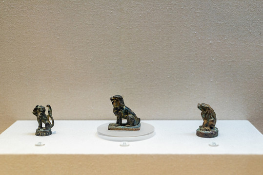 动物狗造型青铜器文物
