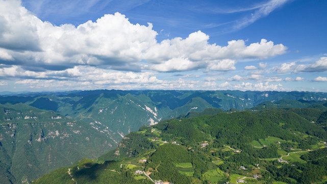 高山避暑蓝天白云