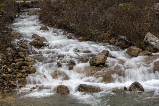 山间小溪水