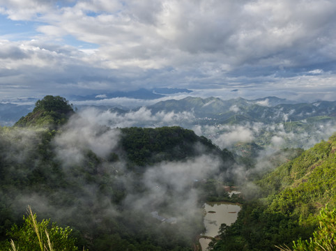 山间云雾