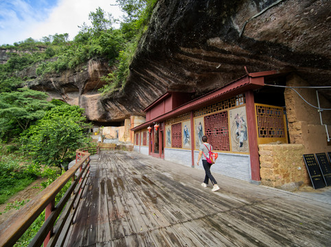 都峤山云盖峰下的圣人岩