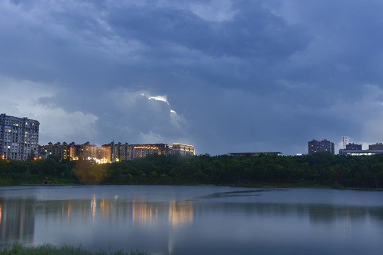 云南蒙自文澜湖晚景