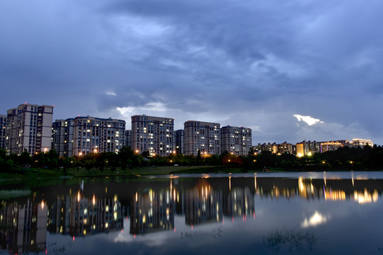 云南蒙自文澜湖晚景