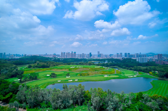 蓝天白云深圳龙岗建筑高尔夫