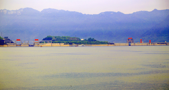 三峡大坝平湖风光