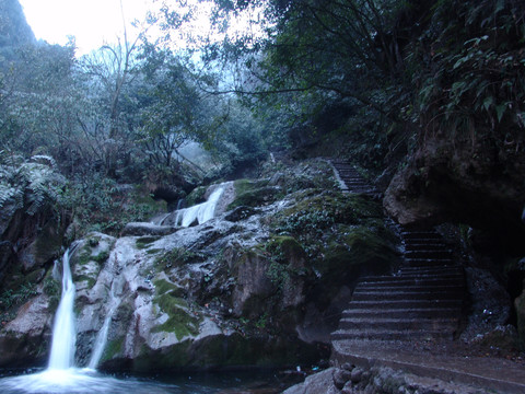 溪水与台阶