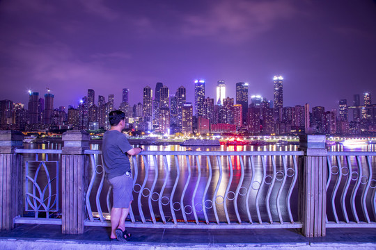 在重庆江边看夜景