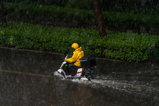 雨中骑行