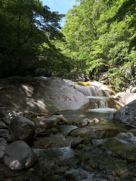 溪流跌水