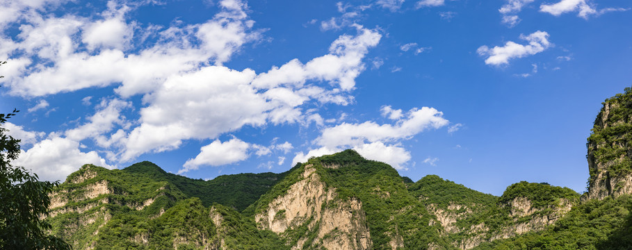 蓝天白云下的崇山峻岭