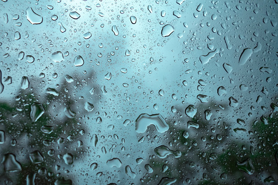 玻璃窗雨滴落在玻璃上的雨点