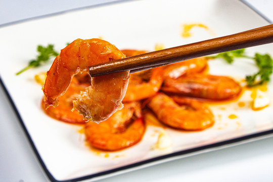 筷子上夹着大虾